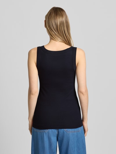 Frauenmodel trägt Tanktop mit Rundhalsausschnitt von Marc Cain aus schwarzem Baumwoll-Mix mit Stretch-Anteil, Feinripp, Körpernaher-Schnitt, Rückenlänge bei Größe 36: 46 cm, Ganzkörperansicht Rückansicht.