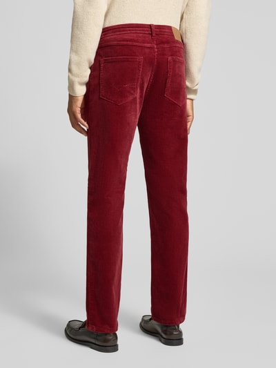 Männermodel trägt Straight Fit Stoffhose in Cord-Optik van Christian Berg Men in donkerrood, vijfzakken, rugaanzicht, katoenen mix.