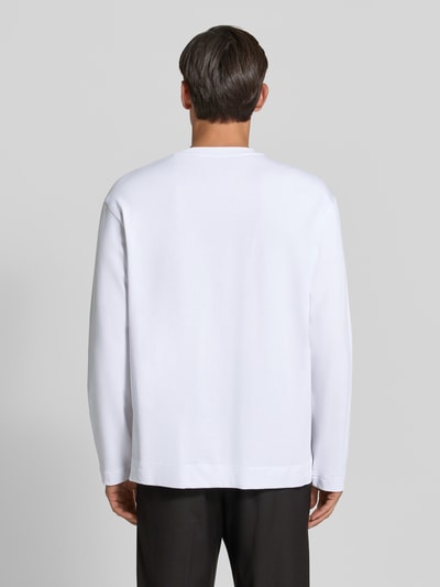 Männermodel trägt wit Regular fit shirt met lange mouwen van puur katoen Model 'Ryan' van Wood Wood met gestikt logo, ruglengte maat M 79 cm, Ganzkörperansicht Rückansicht.