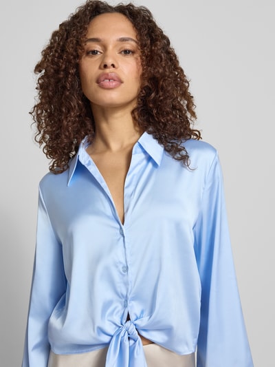 Frauenmodel trägt Regular Fit Langarmbluse mit Hemdblusenkragen Modell 'ERRIKA' von HUGO, Optik: Unifarben, Satin, Nahaufnahme Oberkörper.