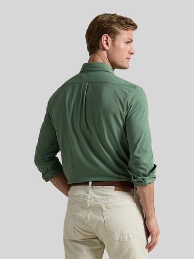 Männermodel draagt Regular Fit vrijetijdsoverhemd van puur katoen van Polo Ralph Lauren in lichtgroen, Ganzkörperansicht Rückansicht.