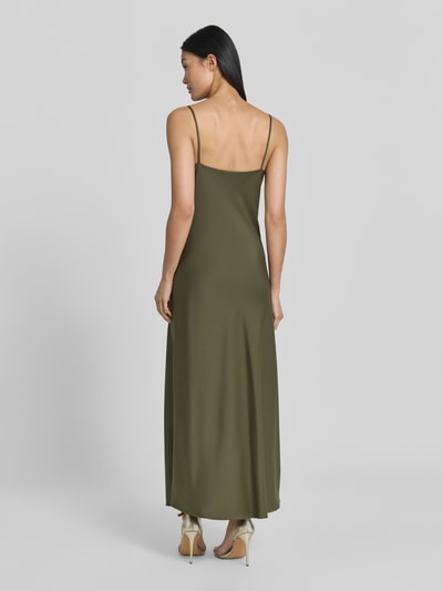Frauenmodel trägt Cocktailkleid aus Satin mit Wasserfall-Ausschnitt von Jake*s Cocktail in Oliv, Gerader-Schnitt, Midikleid, Spaghettiträger, Ganzkörperansicht Rückansicht. Rückenlänge bei Größe 36: 128 cm, Brustweite bei Größe 36: 33 cm.