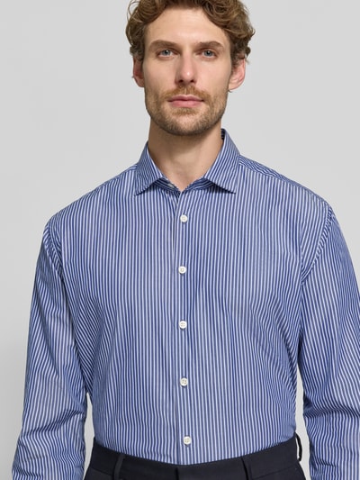Männermodel trägt Regular Fit Businesshemd aus reiner Baumwolle von Seidensticker, blaue und weiße Streifen, Nahaufnahme Oberkörper, Herren Businesshemd von Seidensticker.