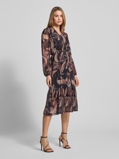 Vrouwenmodel draagt Midikleid met V-Ausschnitt Modell 'Za44raa' van ZABAIONE, A-lijn, stufen-look, abstract patroon, vooraanzicht hele lichaam.