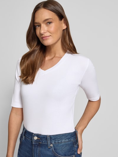 Frauenmodel trägt T-Shirt mit V-Ausschnitt von Christian Berg Woman in Weiß, Regular Fit, Baumwoll-Elasthan-Mix, Nahaufnahme Oberkörper.