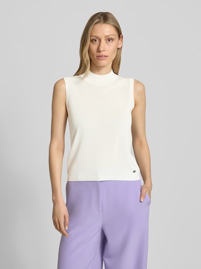 Frauenmodel trägt Stricktop aus Lyocell-Mix mit Stehkragen von GUIDO MARIA KRETSCHMER WOMAN, Slim-Fit, cremeweiß, Label-Detail, Ganzkörperansicht von vorne. Rückenlänge bei Größe 36: 49 cm.
