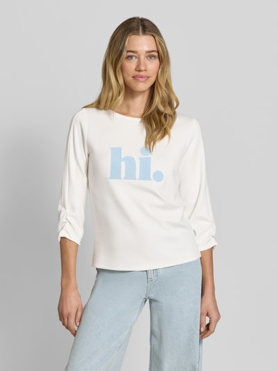 Vrouwenmodel draagt Sweatshirt met 3/4-mouw van More & More, modalmix met stretch, regular fit, ronde hals, lichtblauw opdruk, vooraanzicht, Nahaufnahme Oberkörper.