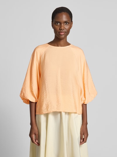 Frauenmodel trägt Regular Fit Bluse aus Viskose-Mix mit 3/4-Arm von Christian Berg Woman, zarte Struktur, Pastellfarben, Nahaufnahme Oberkörper. Rückenlänge bei Größe 36: 56 cm, Ärmellänge bei Größe 36: 44 cm, Rundhalsausschnitt.