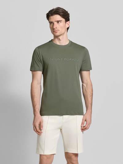 Mężczyzna model nosi T-Shirt mit Label-Print od Antony Morato, bawełna, krój regular fit, okrągły dekolt, przód nadruk, długość pleców 72 cm w rozmiarze M, widok całej sylwetki z przodu.
