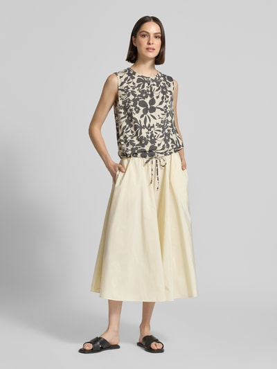Kobiece model prezentuje Loose Fit Top aus reiner Baumwolle von Marc O'Polo, efekt: wzór na całej powierzchni, krój loose fit, okrągły dekolt, wykończenie: tunel, bez rękawów, bawełna, widok całej sylwetki z przodu.