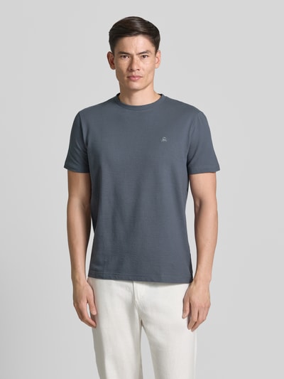 Männermodel trägt T-Shirt mit Strukturmuster und Logo-Stitching von Lerros, Baumwoll-Mix mit Stretch-Anteil, Regular-Fit, Rundhalsausschnitt, Rückenlänge 75 cm bei Größe M, Ganzkörperansicht von vorne.