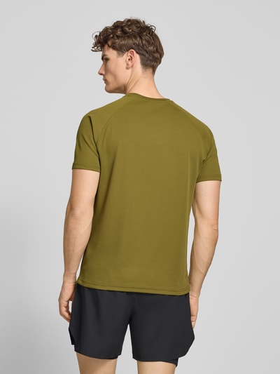 Männermodel trägt olivgrünes Herren T-Shirt mit Label-Print Modell 'SORONA' von HALO, Regular-Fit, Rundhalsausschnitt, Ganzkörperansicht Rückansicht. Rückenlänge bei Größe M: 69 cm.