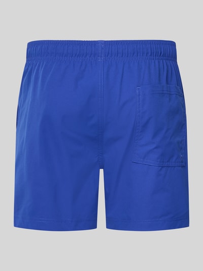 Produktfoto, Badehose mit Label-Stitching Modell 'MAUI' von Jack & Jones in kräftigem Blau, elastischer Bund, Regular Fit, Tunnelzug.