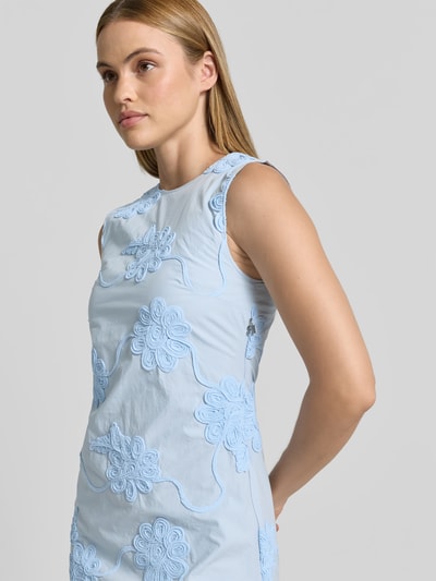 Frauenmodel trägt Minikleid mit Stretch-Anteil von ROTATE in Hellblau, Reine Baumwolle, Florale-Stickereien, Tailliert, Ärmelloses-Design, Rundhalsausschnitt, Nahaufnahme Oberkörper.