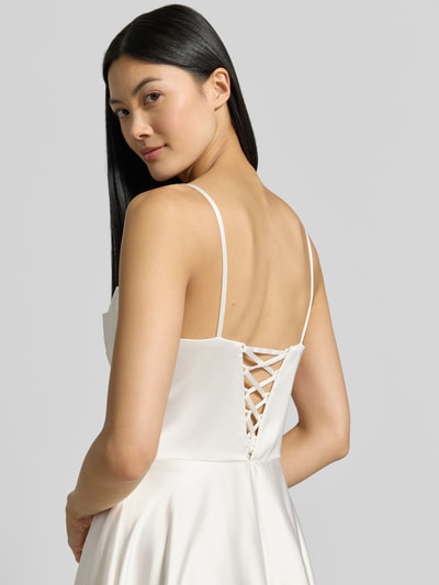 Kobiece model prezentuje Brautkleid mit Drapierungen und rückseitiger Schnürung von LUXUAR FASHION, Satyna, Linia a, Długa sukienka, cienkie ramiączka, drapowania, wiązanie z tyłu, Długość tyłu w rozmiarze 36: 133 cm, Szerokość w rozmiarze 36: 32 cm, ujęcie z tyłu zbliżenie na górę.