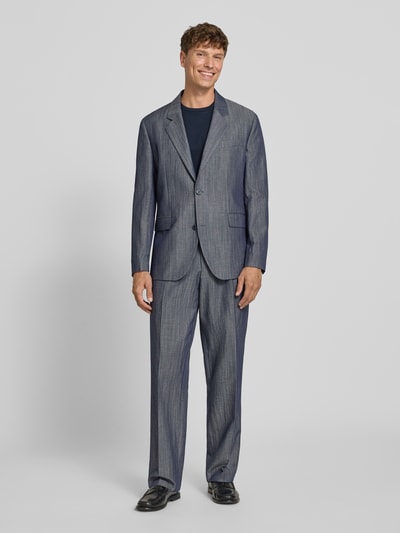 Męski model nosi Modern Fit Anzughose aus Schurwoll-Leinen-Mix Modell 'FLIPS251X' od HUGO w melanżowej optyce, szaro-niebieskiej kolorystyce, splot twill, z bocznymi wpuszczanymi kieszeniami, średnim stanem oraz regularną długością; widok całej sylwetki z przodu.