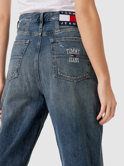 Tommy Jeans Jeansy o kroju skinny fit z efektami znoszenia model ‘Mom Jean’ Jeansowy niebieski 3