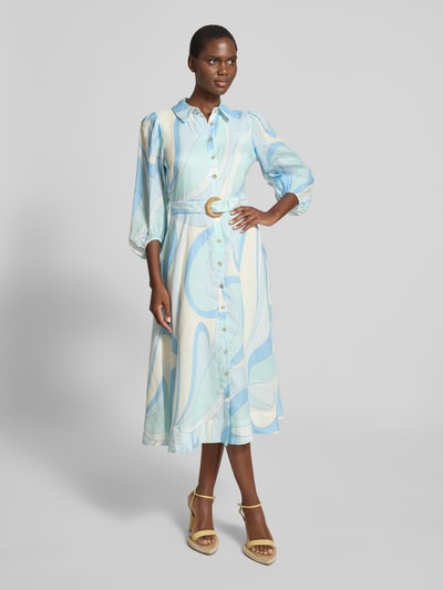 Frauenmodel trägt Cocktailkleid aus Leinen mit Gürtel Modell 'Fia' von Forever New in A-Linie, Midikleid, Allover-Look, Hemdblusenkleid, Ganzkörperansicht von vorne.