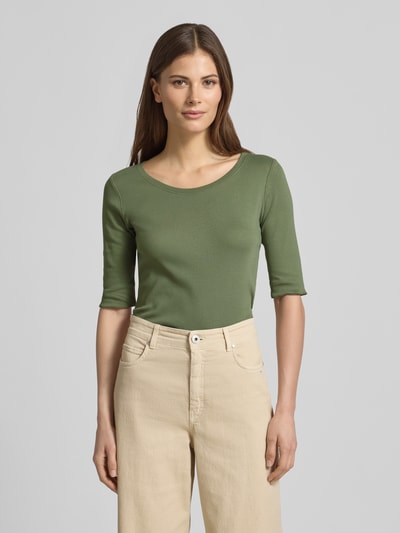 Frauenmodel trägt T-Shirt mit Rundhalsausschnitt und 1/2-Arm von Marc Cain in Olivgrün, Baumwoll-Elasthan-Mix, Slim Fit, Ganzkörperansicht von vorne.