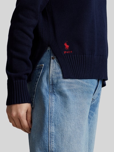 Frauenmodel trägt Regular Fit Strickpullover aus reiner Baumwolle von Polo Ralph Lauren, unifarben dunkelblau mit Logo-Stitching, Nahaufnahme Oberkörper.