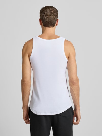 Männermodel trägt Tanktop mit Label-Print Modell 'Tank Top Original' von BOSS aus reiner Baumwolle, Unifarbenes-Design, Ripp-Optik, Ganzkörperansicht Rückansicht.
