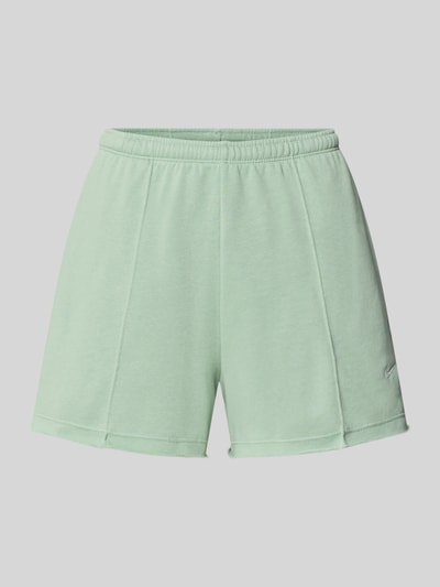 Produktfoto, Regular Fit Shorts mit Tunnelzug von Nike in hellgrünem Baumwoll-Mix, abgerundete Passform, Logo-Stitching, glatte Textur