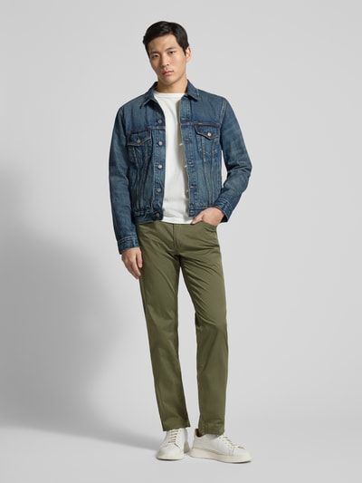 Mannenmodel draagt Slim Fit Stoffhose met Lyocell-Anteil Modell 'Cadiz' van Brax in olijfgroen, 5-pocket, elastische katoenmix, frontale volledige lichaamsaanzicht.