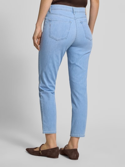 Frauenmodel trägt Jeans in verkürzter Passform Modell 'Mary' von Brax, hellblauer Baumwoll-Mix mit Stretch, Eingrifftaschen, Ganzkörperansicht Rückansicht.