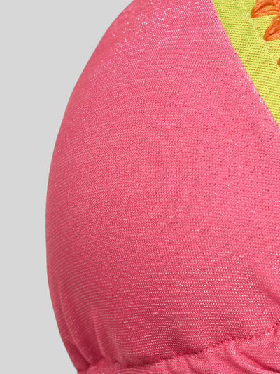 Frauenmodel trägt Bikini mit Ziersteinen Modell 'Blucostora' von Banana Moon, pink-gelbe Farben, Elastischer-Material-Mix, Stitching, Detailaufnahme.