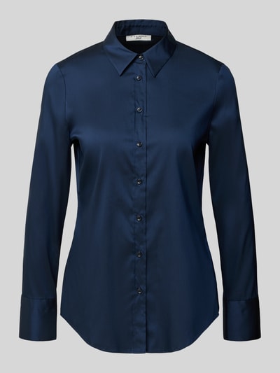 Produktfoto, dunkelblaue Hemdbluse mit Knopfleiste von ETERNA, lockerer Schnitt, Kentkragen, glatte Textur vor grauem Hintergrund