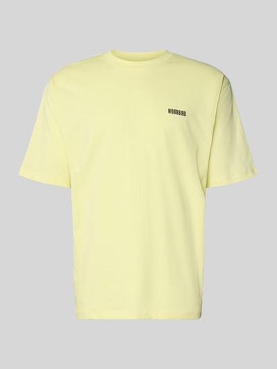Produktfoto, hellgelbes WOODBIRD T-Shirt mit Label-Print Modell 'Baine', reine Baumwolle, Regular Fit, gerippter Rundhalsausschnitt.