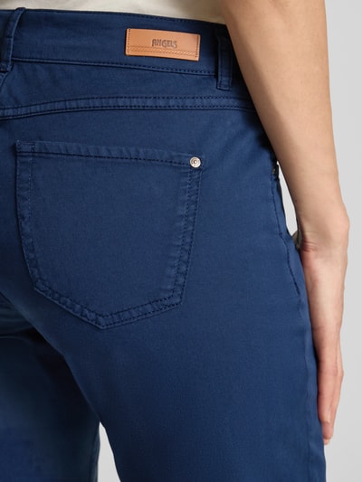Kobiece model prezentuje spodnie capri z brzegiem i wpuszczanymi kieszeniami Caprihose mit Umschlag und Eingrifftaschen von Angels, mieszanka bawełny i elastanu, krój regular fit, szerokość w rozmiarze 36: 40 cm, długość wewnętrzna nogawki w rozmiarze 36: 42 cm, zbliżenie tylnej części