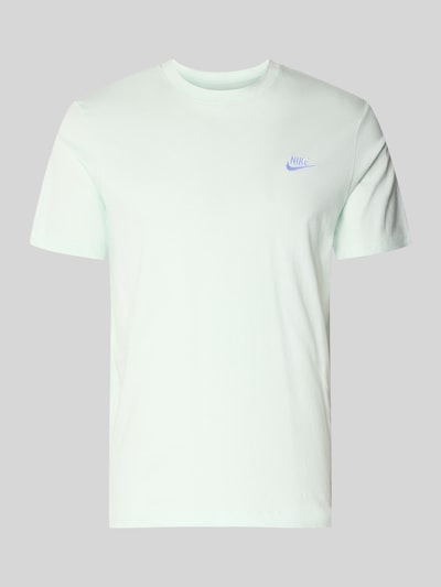Produktfoto, T-Shirt mit Label-Stitching von Nike, Herren T-Shirt aus Reine Baumwolle, Regular-Fit, Rundhalsausschnitt, Rückenlänge 73 cm in Größe M, helles einfarbiges Design vor grauem Hintergrund