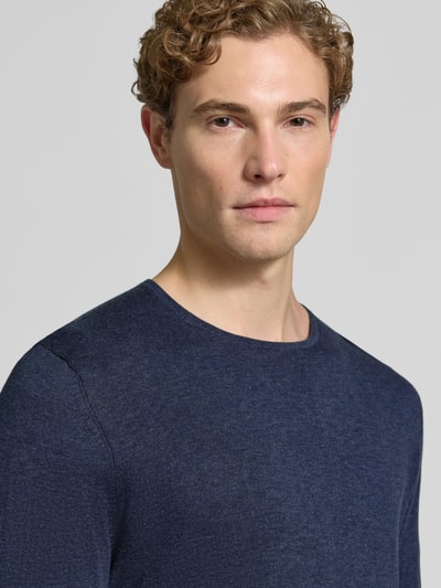 Männermodel trägt Strickpullover aus Baumwolle mit Rundhalsausschnitt von Christian Berg Men in Dunkelblau, Nahaufnahme Oberkörper, Slim Fit, reine Baumwolle.