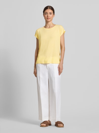 Vrouwenmodel draagt Relaxed Fit T-shirt uit lyocellmix model 'AVA' van Vero Moda, look: effen kleuren, ronde hals, korte mouw, mouwboord, Ganzkörperansicht van voren.