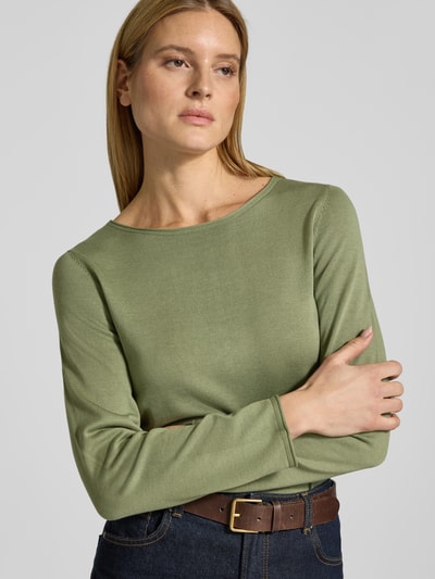 Modelka kobieca ma na sobie Regular Fit Strickpullover aus Baumwoll-Viskose-Mix od s.Oliver RED LABEL, jednolity, okrągły dekolt, długi rękaw, wykończenia na brzegach rolowane, dzianinowy, kolor oliwkowy, przód materiału o gładkiej teksturze, krój regular fit; zbliżenie na górną część ciała.