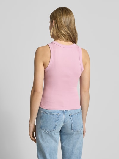 Frauenmodel trägt Tanktop in Ripp-Optik Modell 'MARY' von Topshop aus Baumwoll-Elasthan-Mix, Slim-Fit, in Rosa, Ganzkörperansicht Rückansicht.
