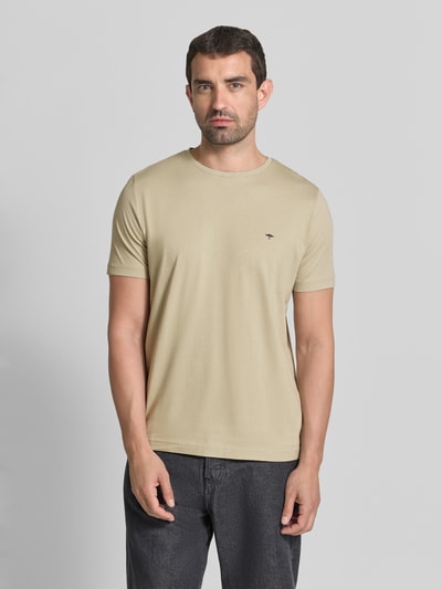 Mannenmodel draagt T-Shirt met Rundhalsausschnitt und Label-Stitching van Fynch-Hatton in beige, puur katoen, regular fit, ruglengte bij maat M 72 cm, ronde hals, labelstitching, geheelvooraanzicht.