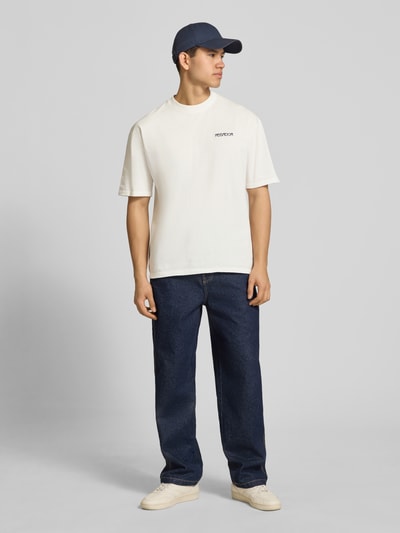 Männermodel trägt Oversized Herren T-Shirt aus Reine Baumwolle von Pegador, Modell 'Ravello', Label-Stitching, 1/2-Arm, Ganzkörperansicht von vorne.
