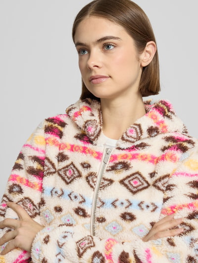 Vrouwenmodel draagt Regular Fit Sweatjacke met Kapuze Modell 'ANNA' van Only, meerkleurig abstract motief, teddy-fleece, Nahaufnahme bovenlichaam.