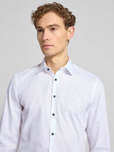 Männermodel trägt Slim Fit Business-Hemd mit Kentkragen von Jake*s aus Reine Baumwolle, Knopfleiste, Nahaufnahme Oberkörper