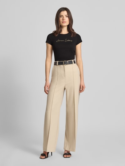 Frauenmodel trägt T-Shirt mit Logo und Rundhalsausschnitt von ARMANI EXCHANGE, Schwarz, Slim Fit, reine Baumwolle, Ganzkörperansicht von vorne.
