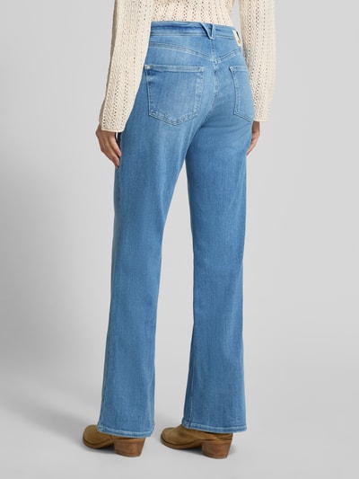 Vrouwenmodel draagt Flared Fit Jeans uit katoenmix model 'NELLA' van Raffaello Rossi in lichtblauw met steek- en achterzakken, knoop- en ritsgulp, detailopname achterkant, context: dames jeans, katoen-elastaan mix, taillewijdte 40 cm, binnenbeenlengte 80 cm in maat 36.