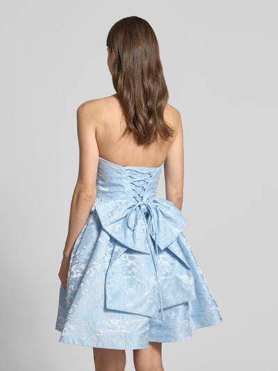 Frauenmodel trägt Cocktailkleid im Off-Shoulder-Look von Hey Kyla in hellblauem Satin mit Schleife, tailliert, Ganzkörperansicht Rückansicht.