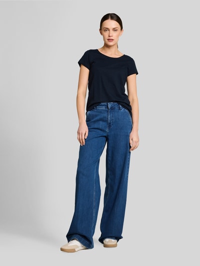 Vrouwenmodel draagt Relaxed Fit T-shirt uit puur katoen van Tom Tailor, look: effen, ronde hals, korte mouw, rolzoom, puur katoen. Ganzlichaamsaanzicht van voren.