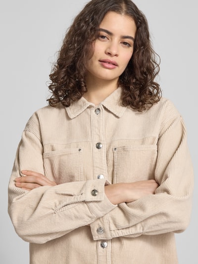 Modelka kobieta nosi Regular Fit Hemdjacke aus reiner Baumwolle Modell 'MAIKO-BITTEN' od Only, kremowy sztruks, krój regular fit, duże kieszenie, guziki, widok z przodu, zbliżenie na górną część ciała