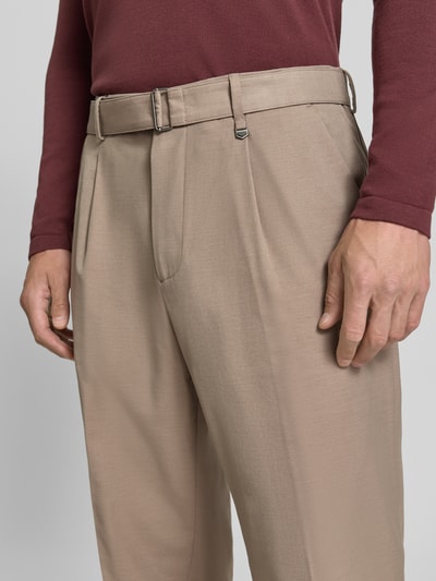 Männermodel trägt Hose mit Gürtel und Gesäßleistentaschen von Antony Morato in Beige mit Bügelfalte, Nahaufnahme Oberkörper. Relaxed Fit und Gürtel mit Doppel-D-Verschluss, seitliche Eingrifftaschen, Knopf- und Reißverschluss.
