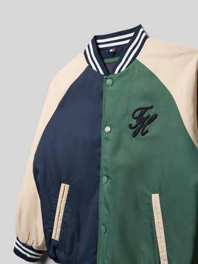 Produktfoto, Regular Fit Bomberjacke im Color-Blocking-Design von Tommy Hilfiger Teens in Grün, Blau und Beige, College-Kragen, Logo-Patch, seitliche Paspeltaschen, Druckknöpfe, gerippte Ärmelabschlüsse, glatte und matte Texturen