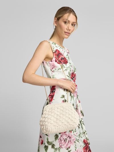 Vrouwenmodel draagt Handtasche met Strukturmuster und Schulterriemen van Jake*s Cocktail in licht beige, materiaalmix met katoen, hoofdvak met kliksluiting, structuurpatroon, schouderband 108 cm, breedte 22 cm, lengte 18 cm, diepte 10 cm, Ganzkörperansicht van voren.