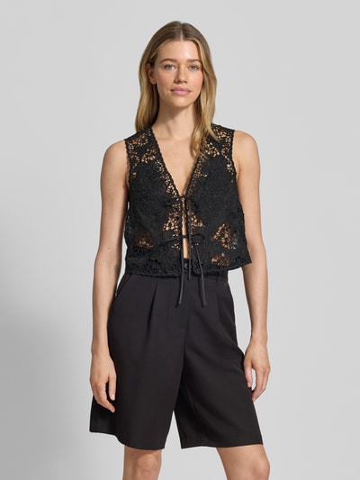 Frauenmodel trägt Besticktes Top aus Baumwoll-Mix mit Bindedetails Modell 'IRIKA' von BOSS Orange, Unifarbe Schwarz, Stickerei, Regular Fit, V-Ausschnitt, Nahaufnahme Oberkörper.